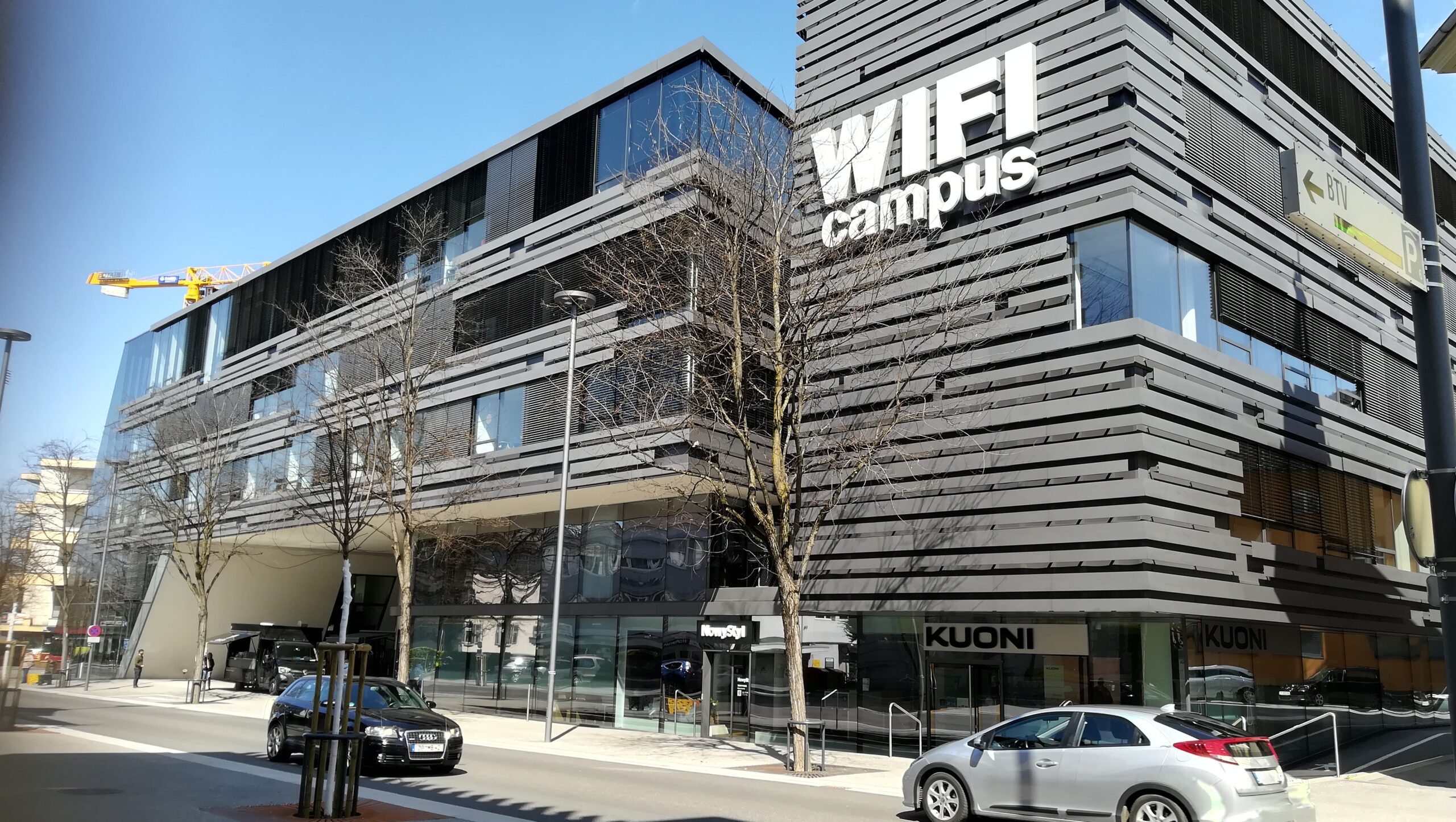 Pilgerung in den Gebäudekomplex